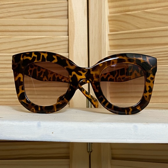 Frienda Accessories - NWOT Oversized Cat Eye Tortoise Sunglasses Vintage Style